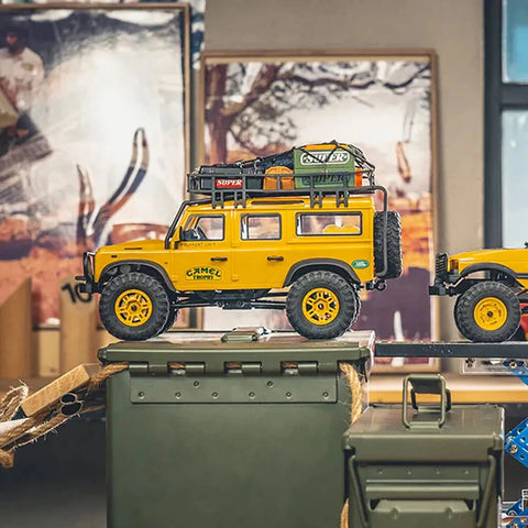 FMS FCX24M 1/24 Escala RC Car 4WD 2.4g autorizado pela Range Rover Camel Trophy Edition Rock Crawler Off-road Veículos de caminhão de escalada Luzes LED